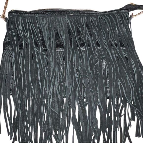 H&M black faux suede fringe shoulder bag. Gold chain strap. Good condition - Picture 5 of 8